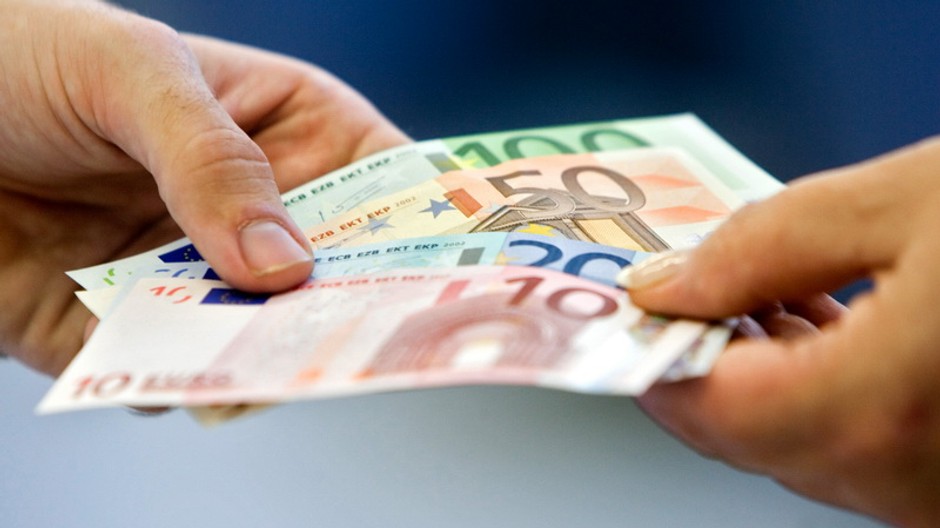 eura peniaze bankove v rukach