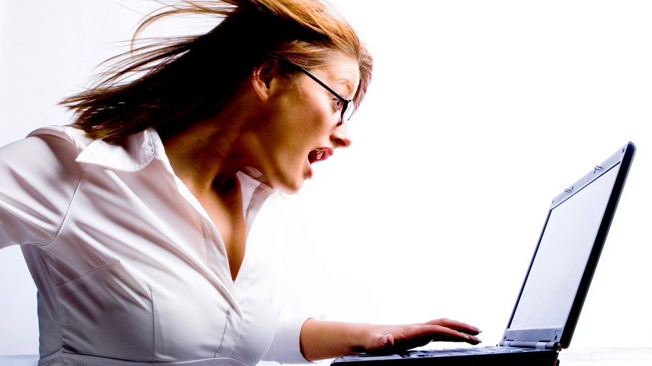 žena počítač vystrašená oprekvapená ilustračné foto