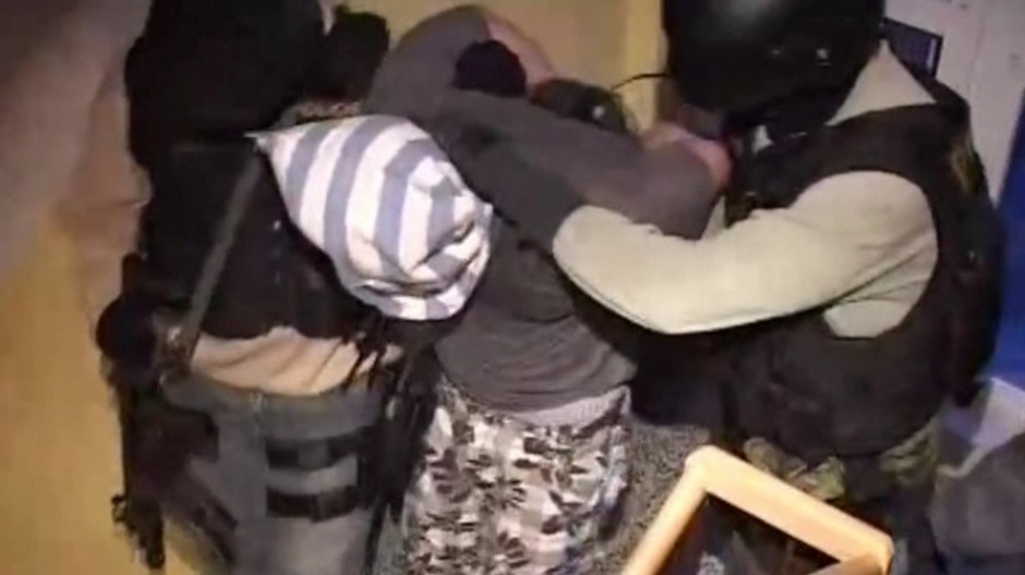 policia berie obvineneho vitkov romovia