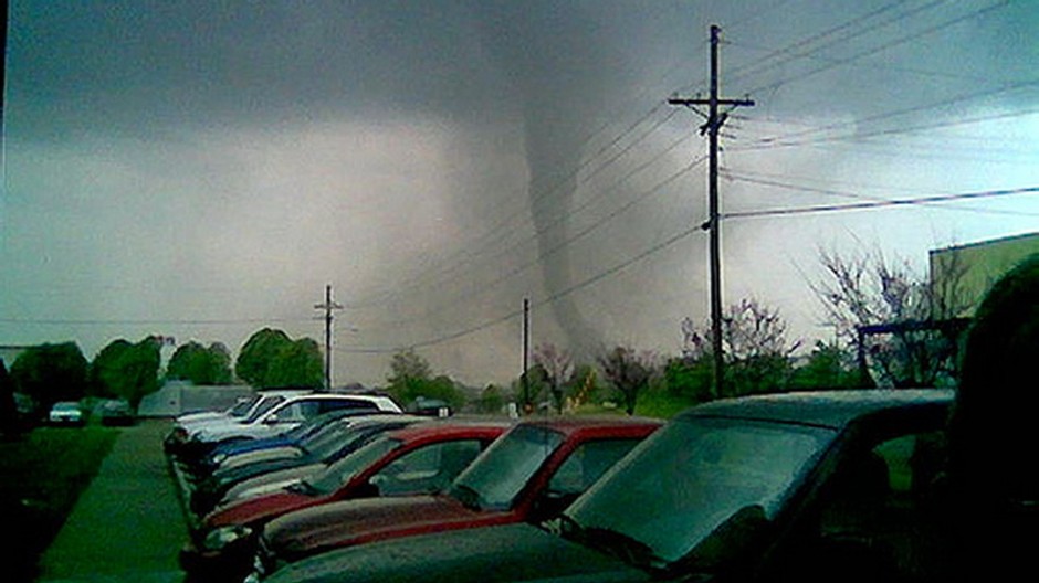 Tornádo, autá vpredu, elektrický stĺp, parkovisko, mraky