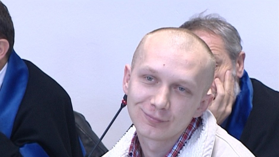 Roman Červenka sa usmieva na súde