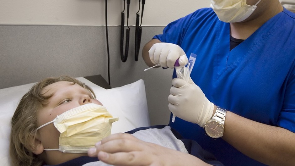 chripka A chlapec lezi ruky sestricky