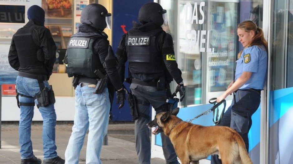 Zakrvavený muž sa zabarikádoval v reštaurácii v Nemecku, zasahovalo komando.jpg