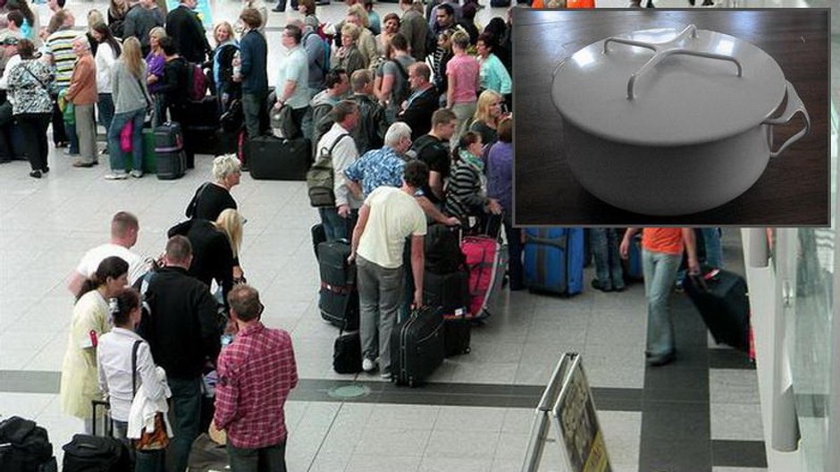 ludia na letisku, kufre, stvorcek-hrniec na drevenej doske