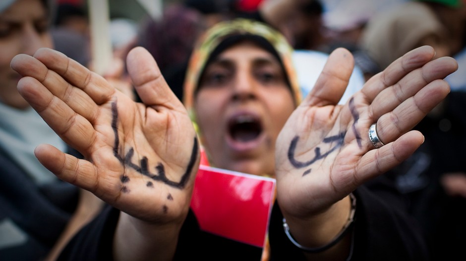 Nápis na rukách Líbyjčanky: „Milujem Líbyu“ 