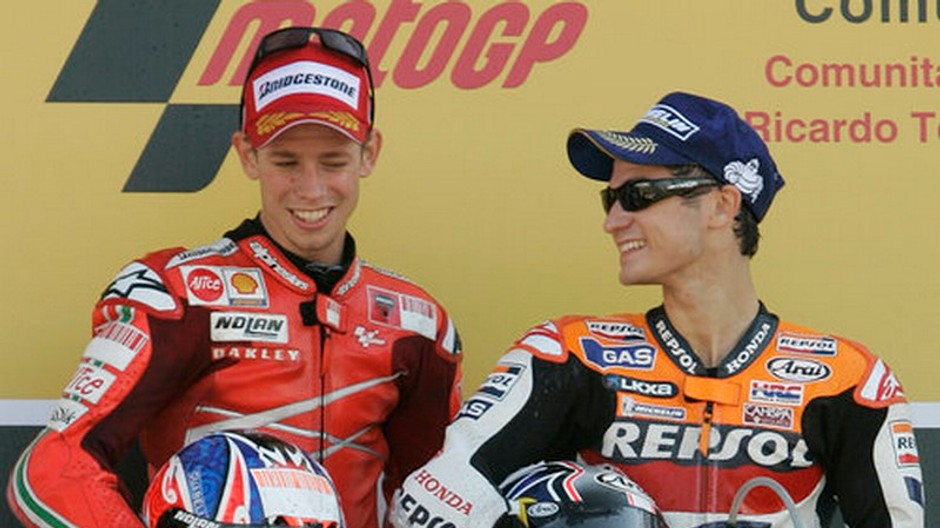 Víťaz MotoGP Dani Pedrosa, vpravo, a Casey Stoner na druhom mieste, vľavo