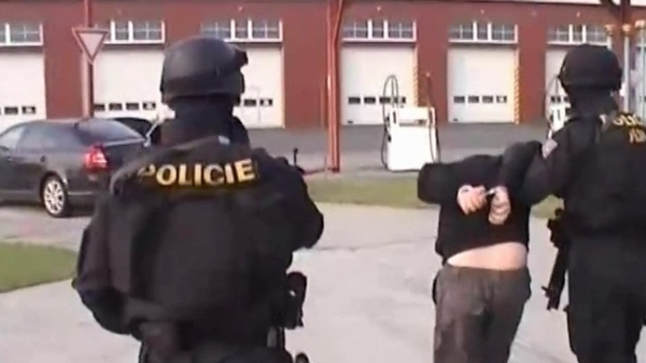 policajti beru obvineneho vitkov romovia