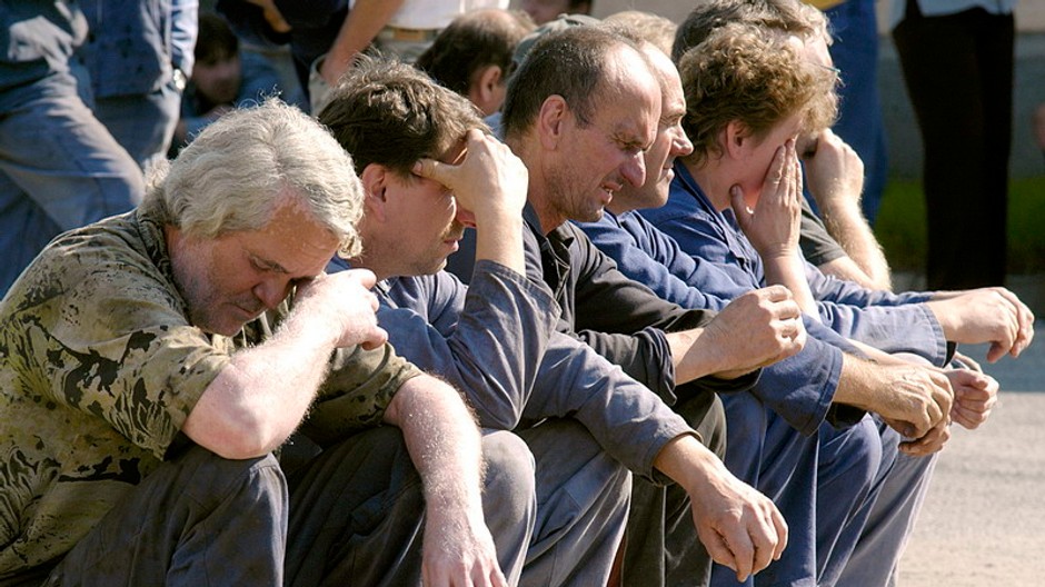 Zamestnanci pred fabrikou