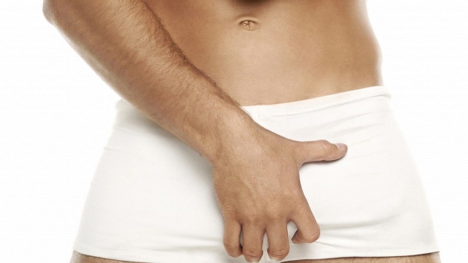 muž drziaci si penis v slipoch