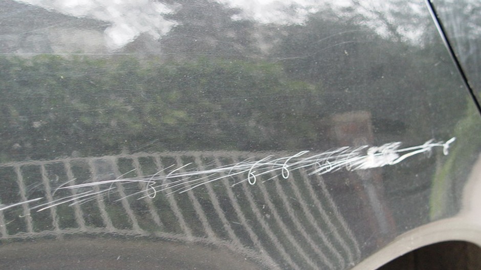 Poškriabaný bok auta