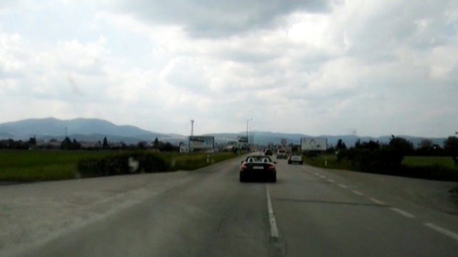 Auto uháňajúce pred sanitkou.jpg