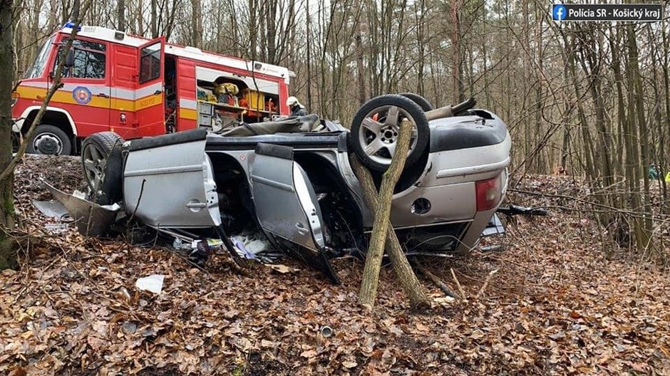 Tragická nehoda na Spiši: Po zrážke s plne naloženým nákladiakom skončilo auto na streche