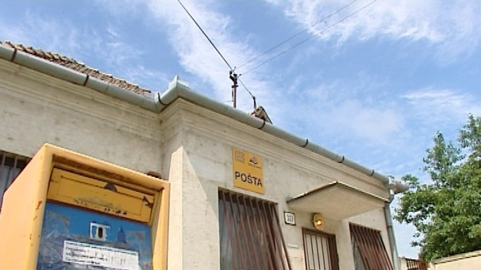 Poštová schránka a pred ňou pošta