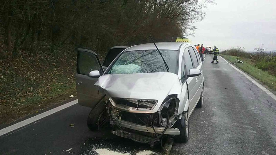 Čelná zrážka áut neďaleko Partizánskeho. Cestu uzavreli