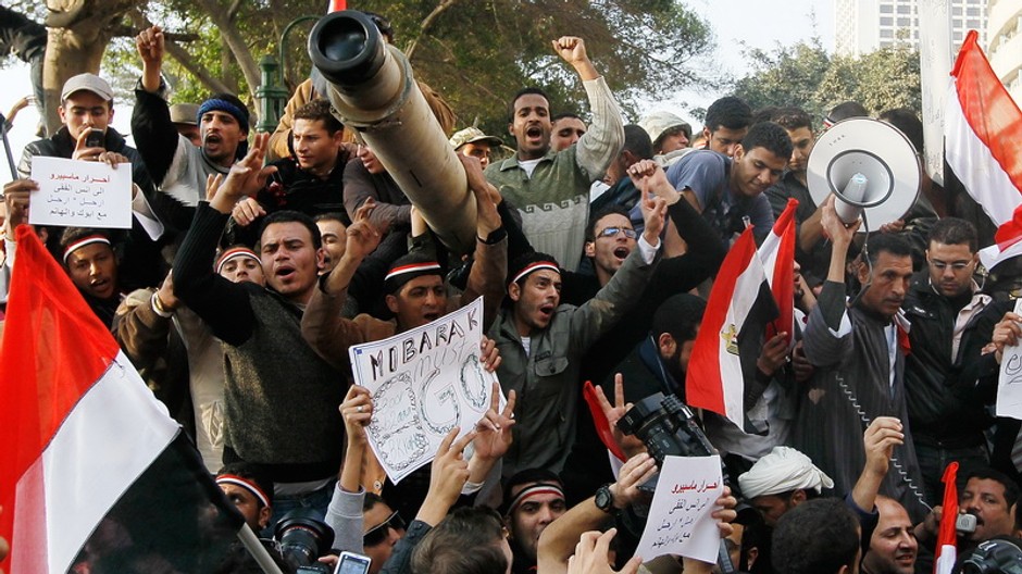 Egypt: Ľudia sa tešia po odchode Mubaraka z postu prezidenta2