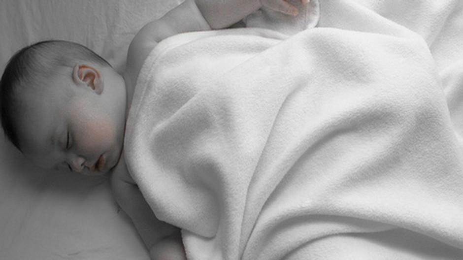 Dieťa, bábätko, spí, biela perinka, slabofarebné