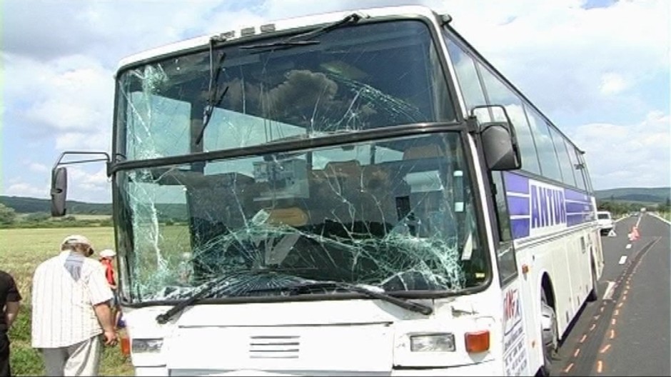 nehoda autobus-rozbite sklo