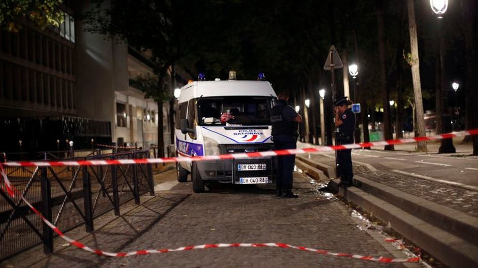 útok nožom v Paríži