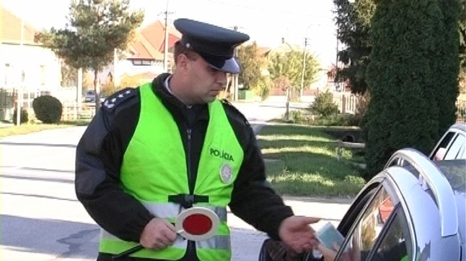 dopravny policajt kontroluje vodica