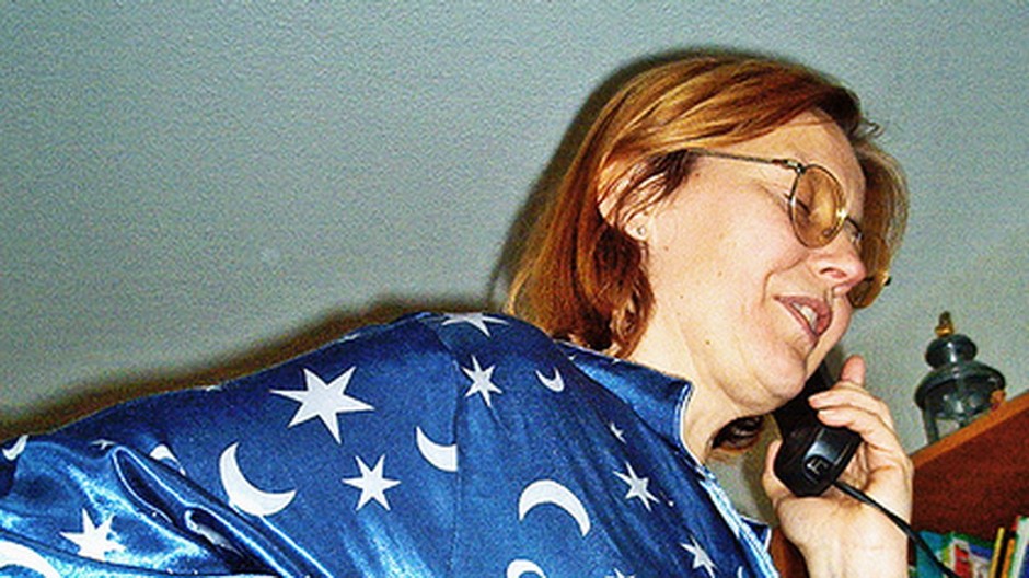 zena v zupane telefonuje