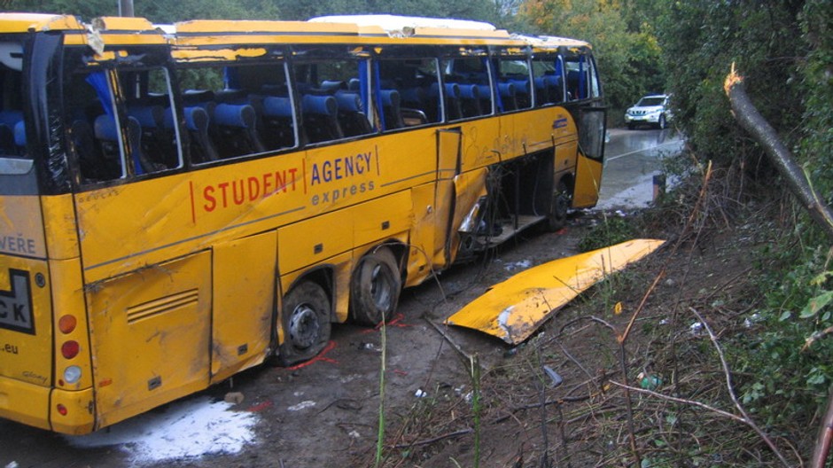 Zničený autobus Student Agency zboku