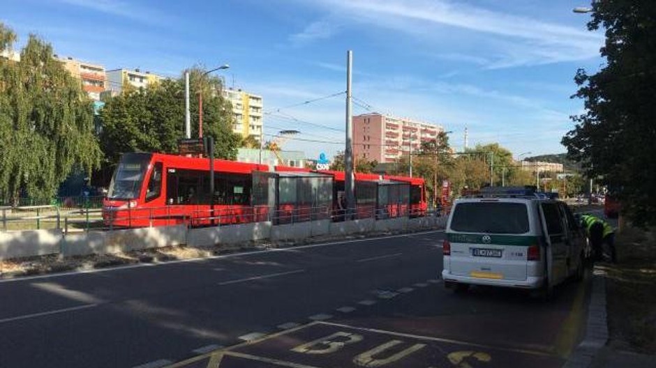 Električka v Bratislave zrazila 13 ročného chlapca