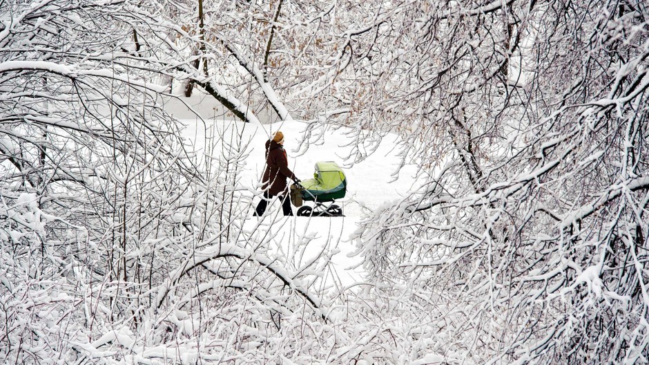 žena kočík sneh ilustračné foto