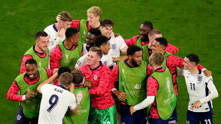 Na snímke hráči Anglicka a realizačný tím oslavujú postup do finále po víťazstve