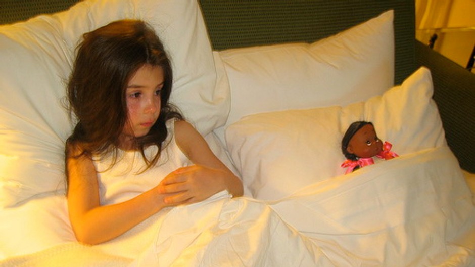 Dievčatko s bábikou v posteli, nasilie