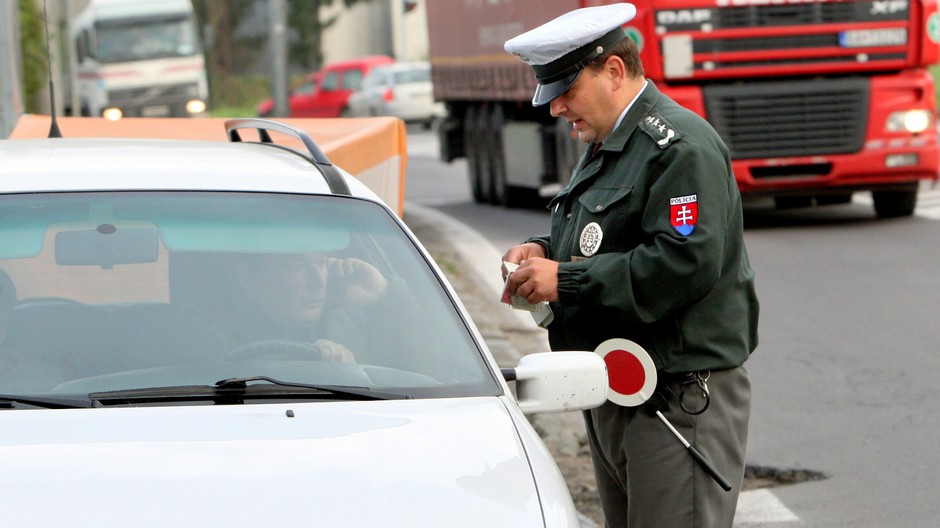 kontrola policajt auto nákladiak ilustračné foto