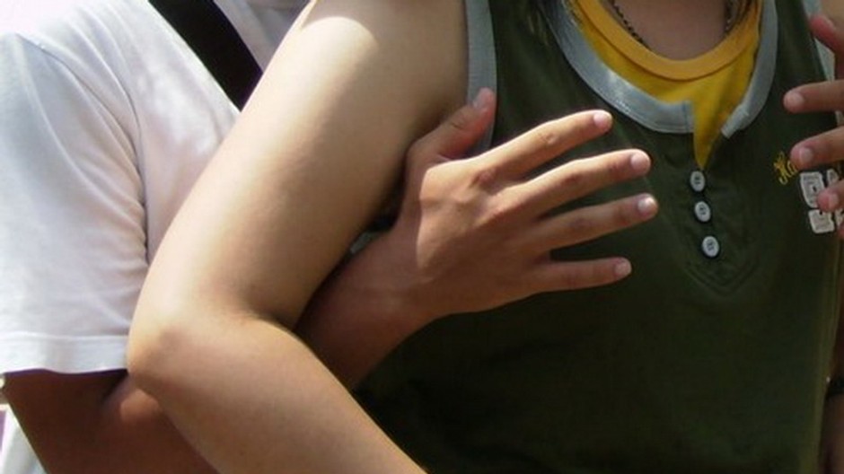 muz ruky prsia zena znasilnenie