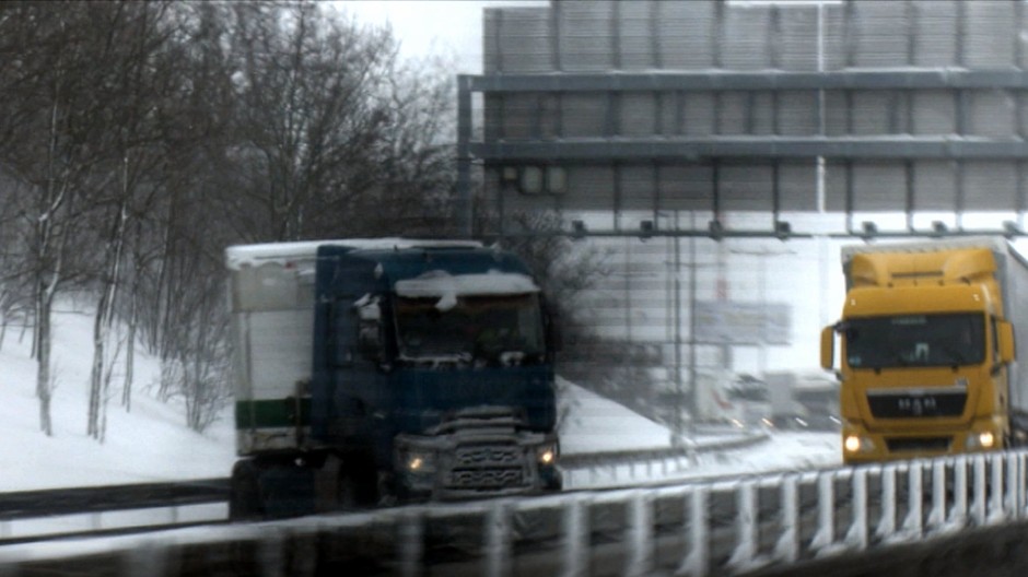 Česko zasiahlo nečakane silné sneženie, z pražského letiska museli odkláňať lety