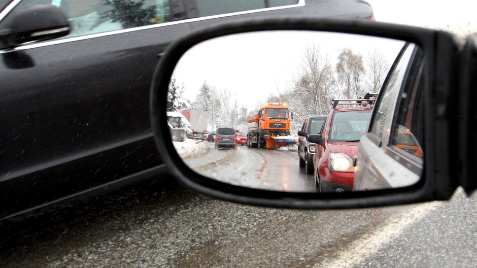 kalamita spätné zrkadlo kolóna za autom