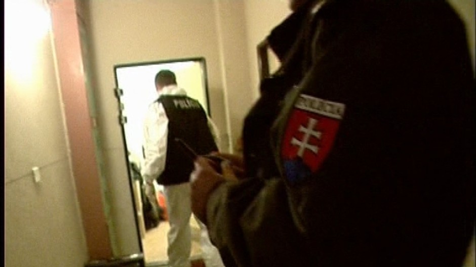 policajti na chodbe domu