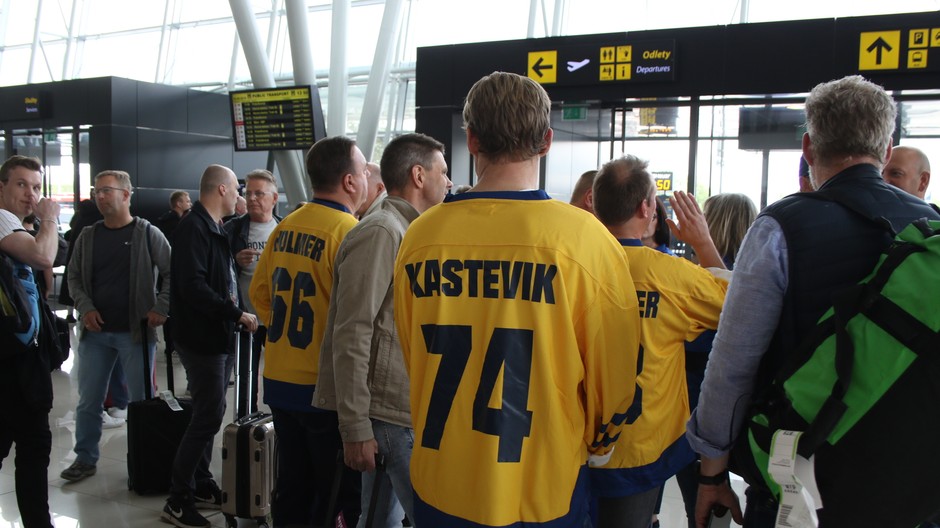 fanúšikovia Švédska na letisku