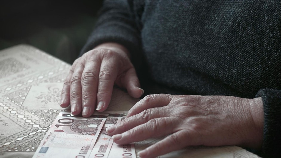 Dôchodkyňa a peniaze