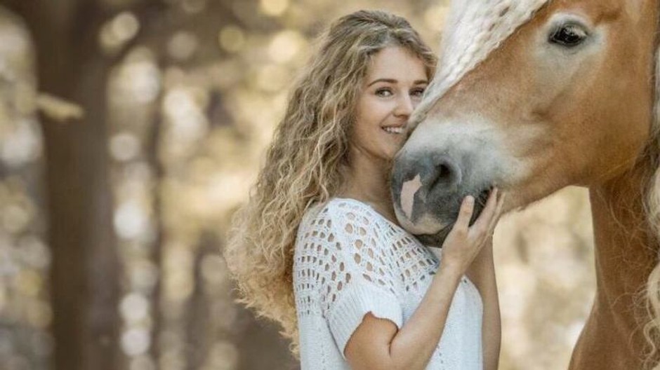 žena s koňom
