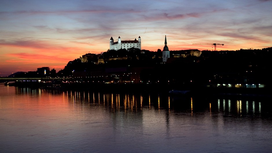 Bratislava hrad západ slnka ilustračné foto