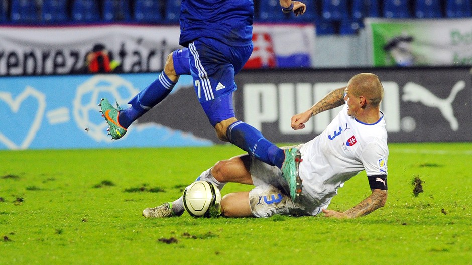 Martin Škrtel pri obrannom zákroku