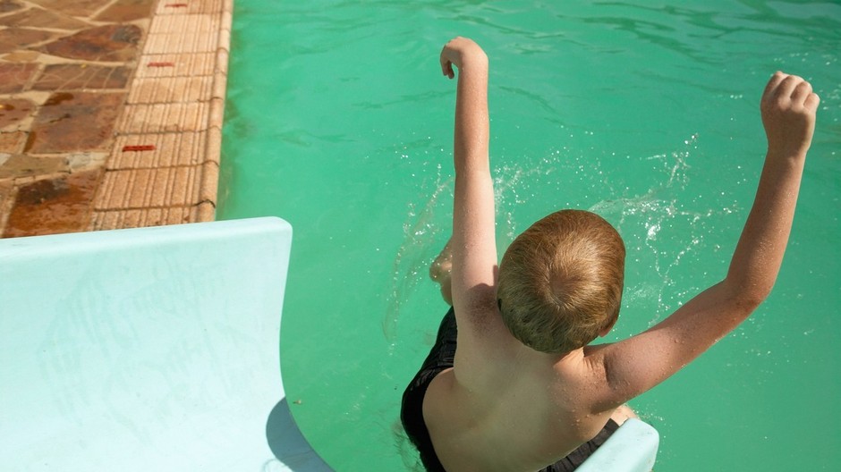 Chlapec, bazén. tobogán, ilustračná