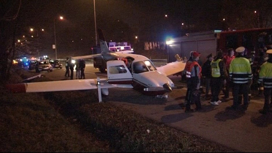 Malému športovému lietadlu došlo palivo a hrozilo, že sa zrúti! Pilot núdzovo pristál 20 kilometrov od brnianskeho letiska. Francúzsky pilot musel pristáť na za plnej prevádzky cesty. Hrozila kolízia s autami. Paradoxne, pilotovi pomohol vodič osobného au
