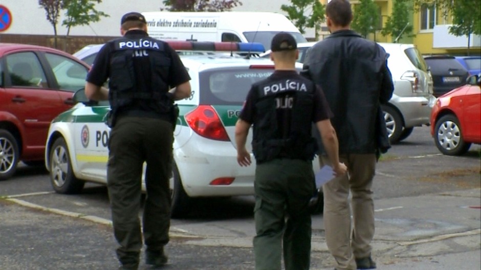 Policajti policajné auto muž obvinený zozadu