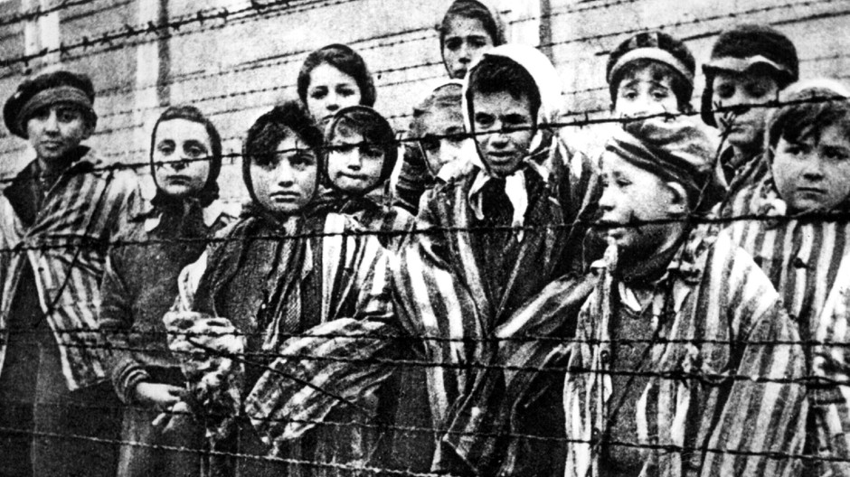 Koncentračný tábor Osvienčim deti Židia drôty obete holokaust