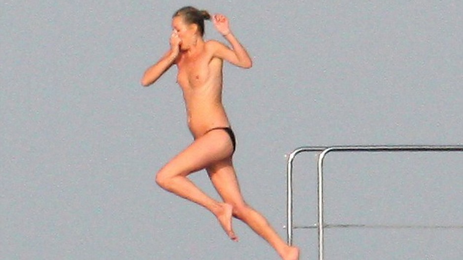 Supermodelka Kate Moss skáče z jachty hore bez