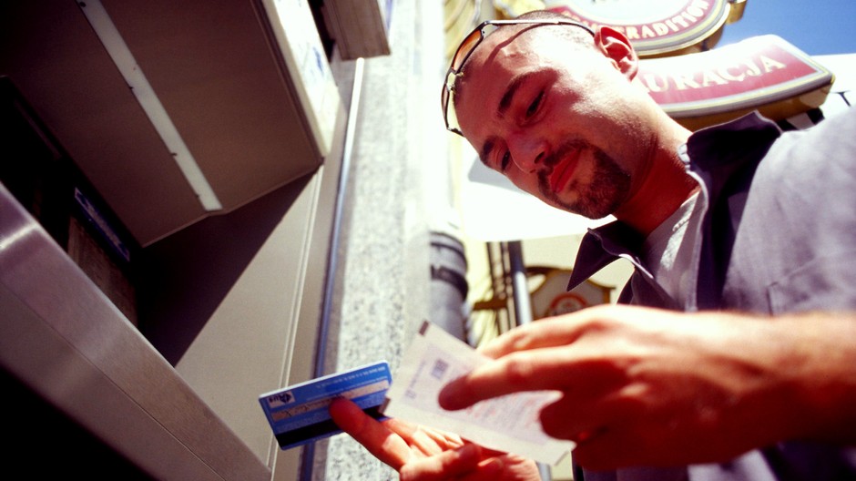 muž bankomat ilustračné foto