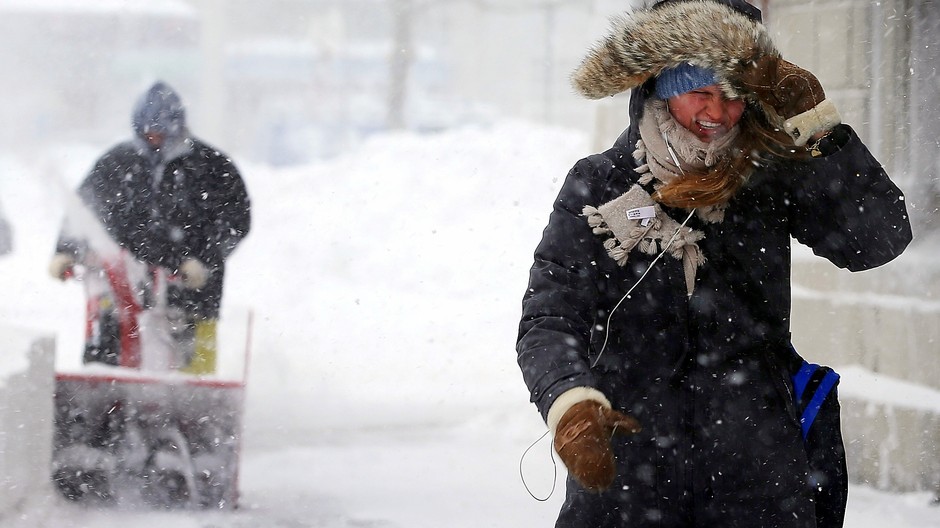 Žena odhŕňanie muž sneh silný vietor počasie zima sneženie