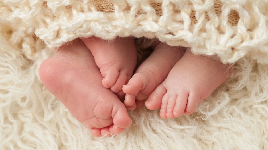 detské nohy, dvojičky