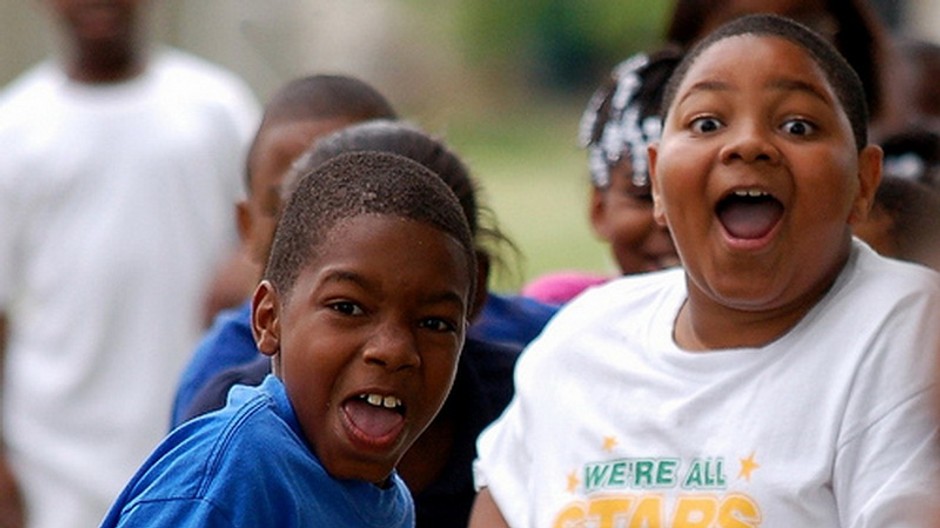 Dve deti, tínedžeri, chlapci, černosi, prekvapení