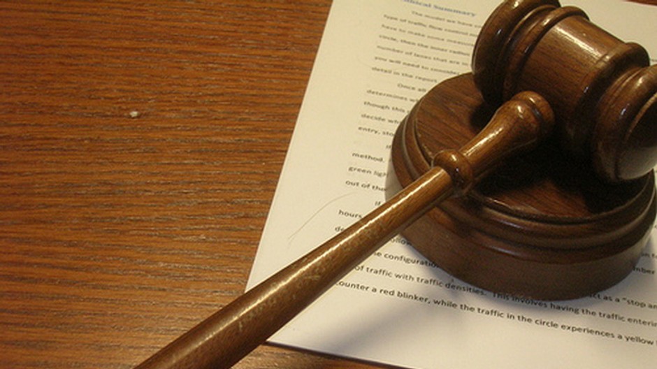 Kladivko, súd, papiere