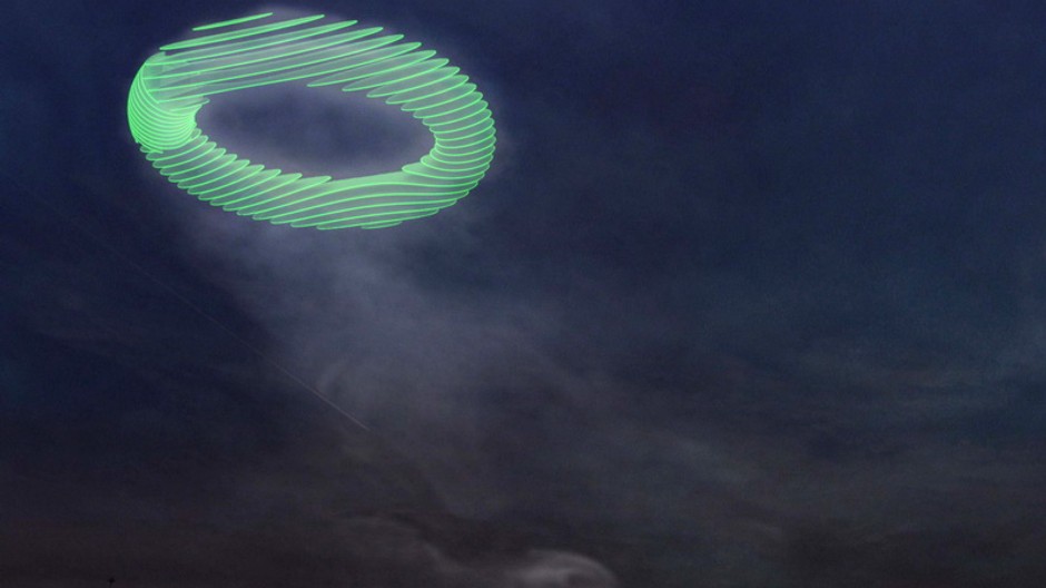 UFO?... Dymový prstenec osvetlený laserovými lúčmi